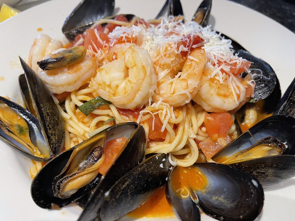 Shrimp and mussels far diavolo